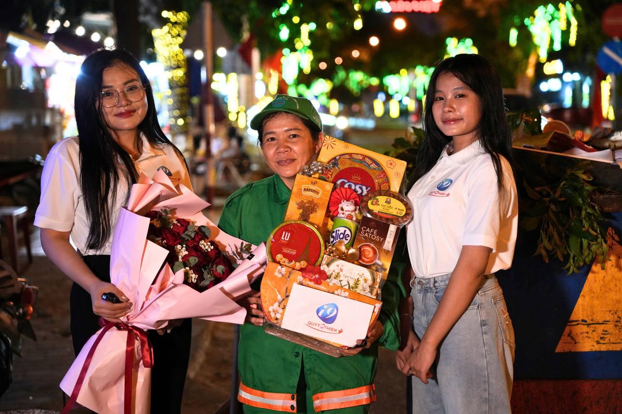 Hình ảnh lễ hội với pháo hoa và không khí vui tươi, biểu tượng cho các sự kiện đặc biệt.